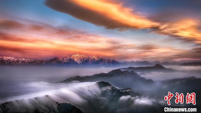 牛背山霞光?！∥挠宴?攝