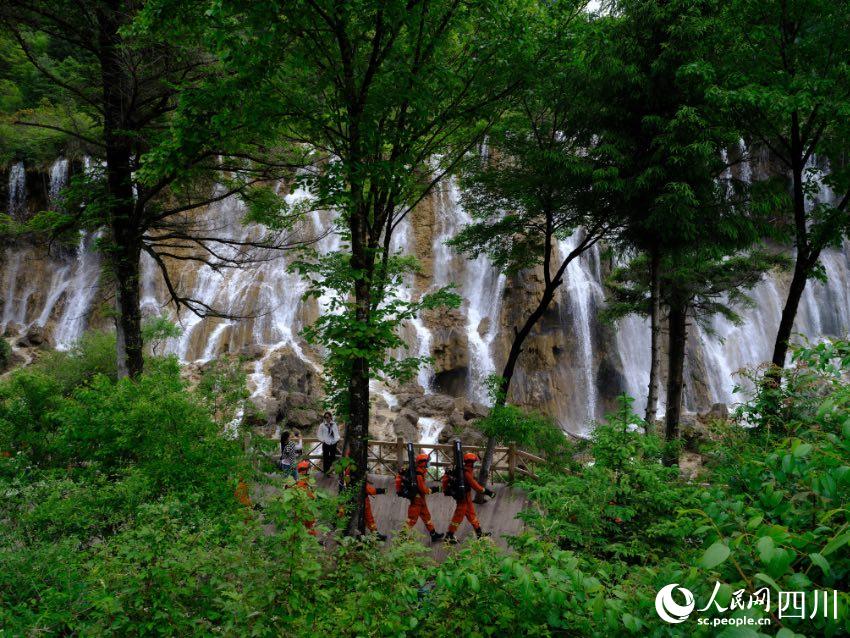 消防救援人員在景區(qū)內(nèi)各個(gè)景點(diǎn)巡護(hù)。程雪力攝