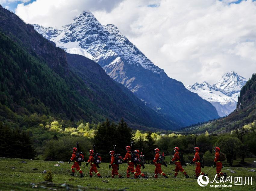 四姑娘山靠前駐防分隊(duì)在四姑娘山下攜裝巡護(hù)。程雪力攝