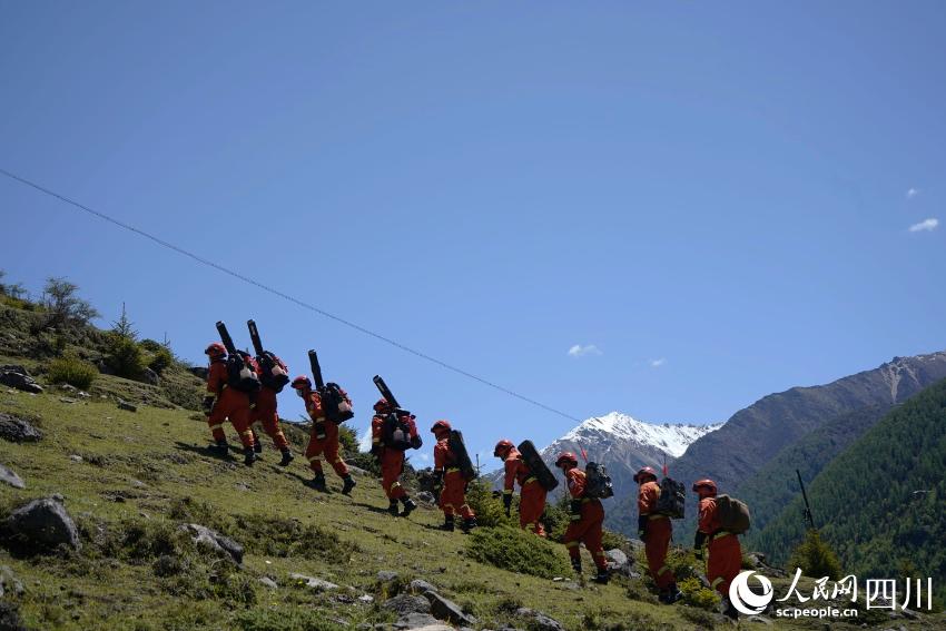 用腳步丈量四姑娘山。程雪力攝