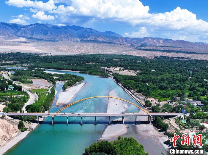 航拍貴德縣黃河岸畔綠意盎然?！●R銘言 攝