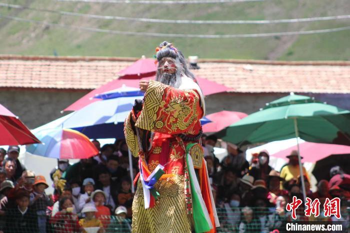 圖為觀眾們觀看表演?！“喱斂h文體旅游廣電局 供圖