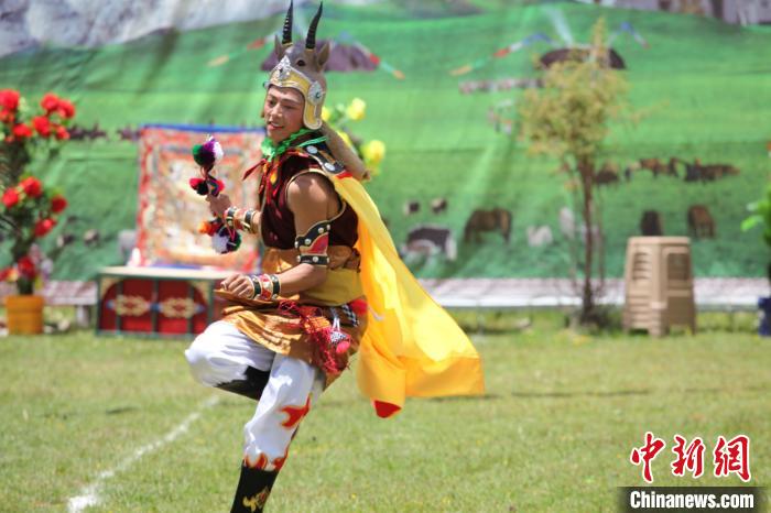 圖為演出人員表演現(xiàn)場(chǎng)。　班瑪縣文體旅游廣電局 供圖