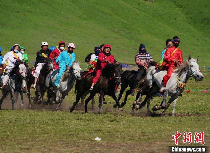 圖為選手進行3000米賽馬比賽?！●R銘言 攝