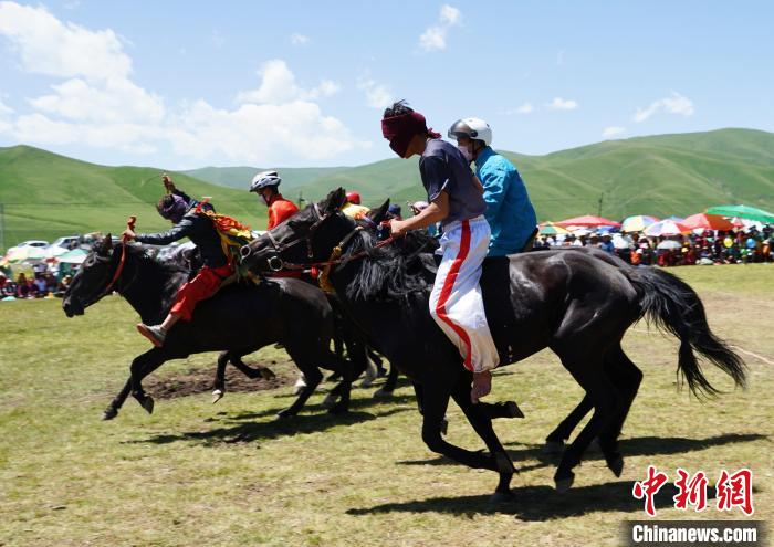 圖為選手進(jìn)行3000米賽馬比賽?！●R銘言 攝