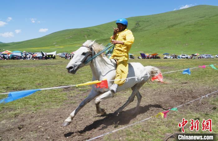 圖為選手進(jìn)行3000米賽馬比賽?！●R銘言 攝