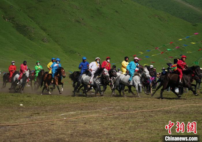 圖為選手進(jìn)行3000米賽馬比賽?！●R銘言 攝