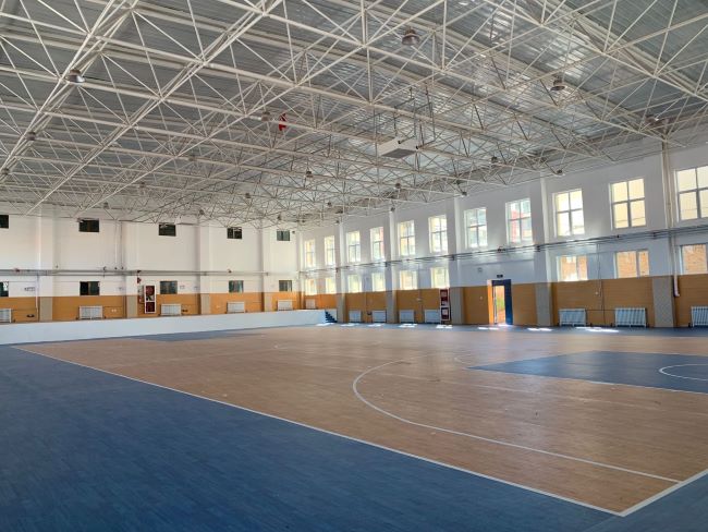 圖4 濱州市投資650余萬元為海北州第三高級中學(xué)建設(shè)的“風雨操場”逄鑫珊 攝