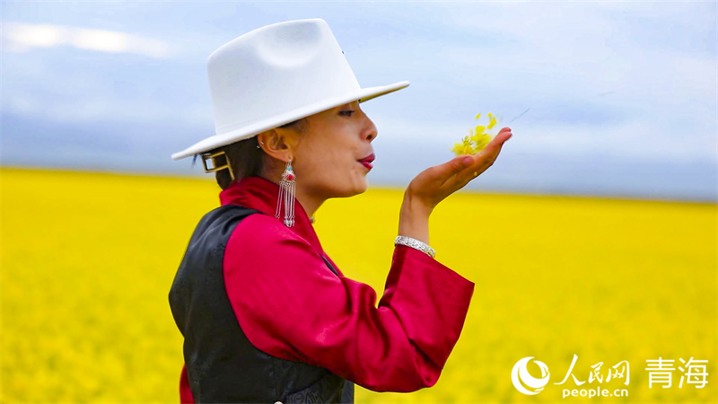 游客在花海中徜徉。人民網(wǎng) 張皓芃攝