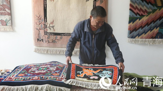 楊永良和他的作品。人民網(wǎng) 張皓芃攝