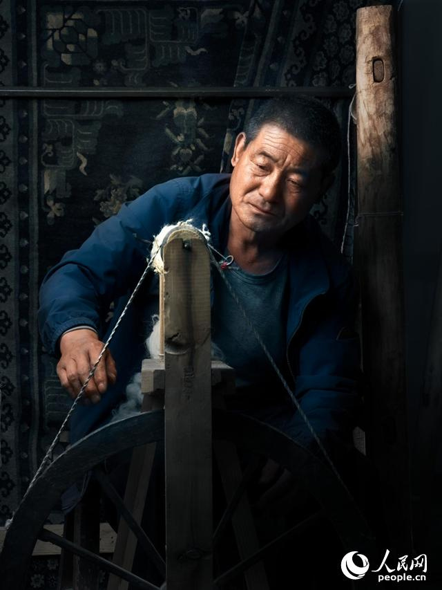 國家級非物質文化遺產項目加牙藏族織毯技藝代表性傳承人楊永良。人民網 雷陽攝