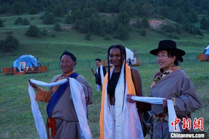 圖為當(dāng)?shù)孛癖娕c外籍留學(xué)生合影留念?！●R銘言 攝