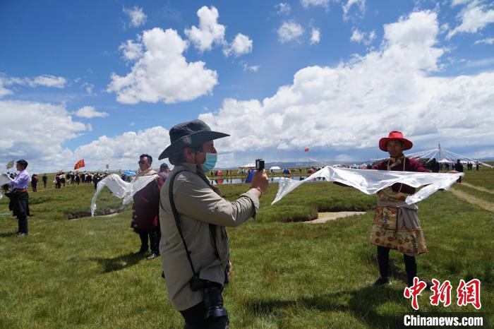 圖為一名外籍攝影師記錄當地藏族歡迎儀式?！●R銘言 攝