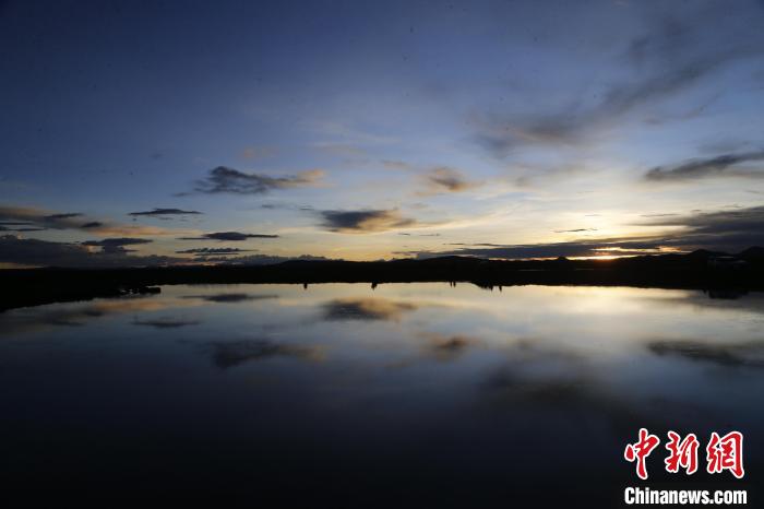 圖為夕陽下的查旦濕地?！●R銘言 攝