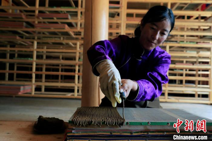 擠壓成香。　王磊 攝