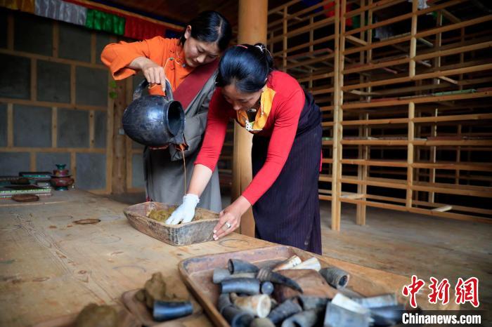 調(diào)合香團(tuán)。　王磊 攝