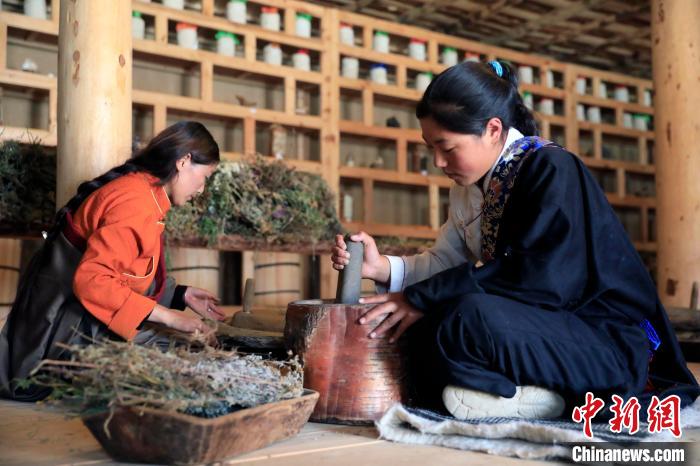 藥材搗碎?！⊥趵?攝