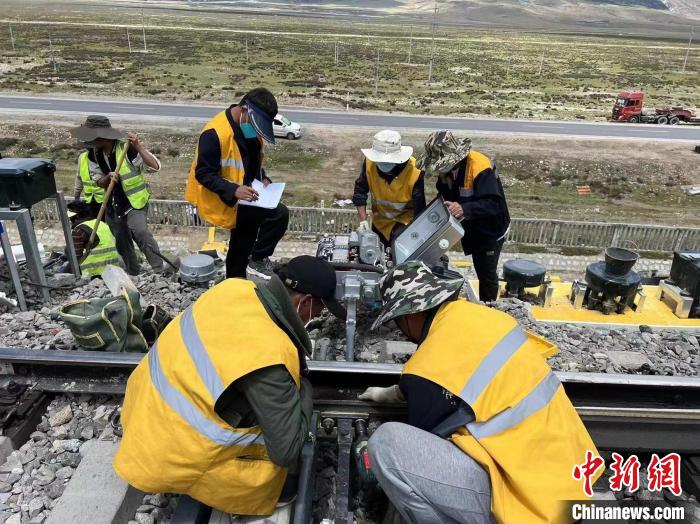 圖為青藏鐵路基礎(chǔ)設(shè)施“升級換代”施工現(xiàn)場?！‖F(xiàn)場作業(yè)人員供圖