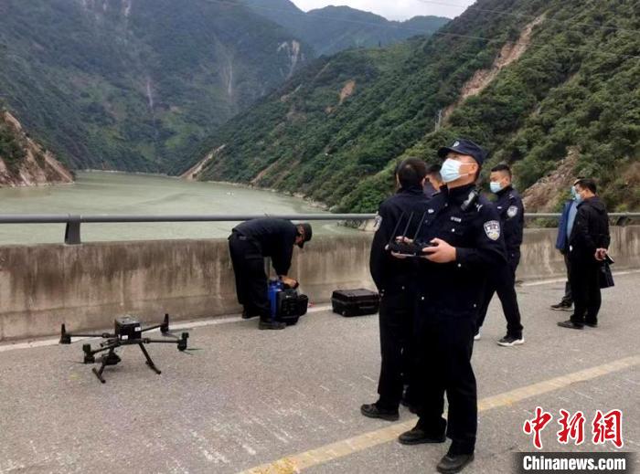民警組成的搜尋隊(duì)利用無(wú)人機(jī)在震區(qū)開(kāi)展空中巡查?！「首沃莨簿止﹫D