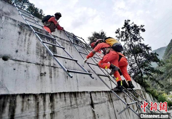 四川消防救援人員開展救援?！∷拇ㄏ?供圖