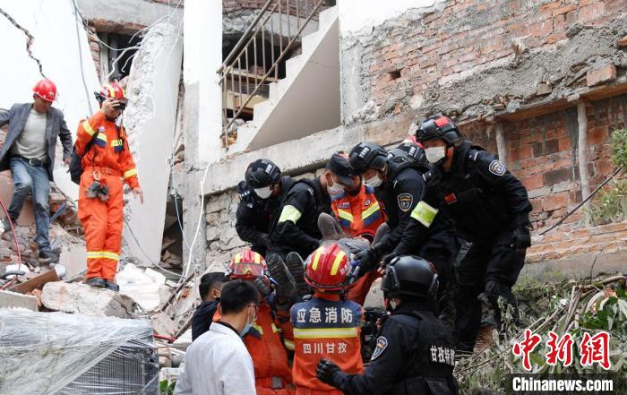 四川消防救援人員開展救援?！∷拇ㄏ?供圖