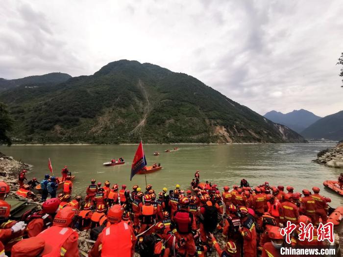 四川消防救援人員開展救援?！∷拇ㄏ?供圖