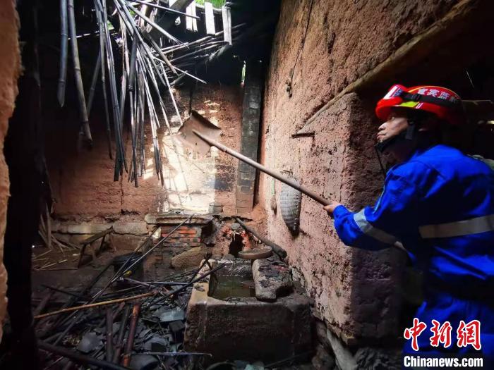 宜賓藍(lán)豹應(yīng)急救援隊(duì)搜救組成員劉方杰正在參與救援。　受訪者供圖