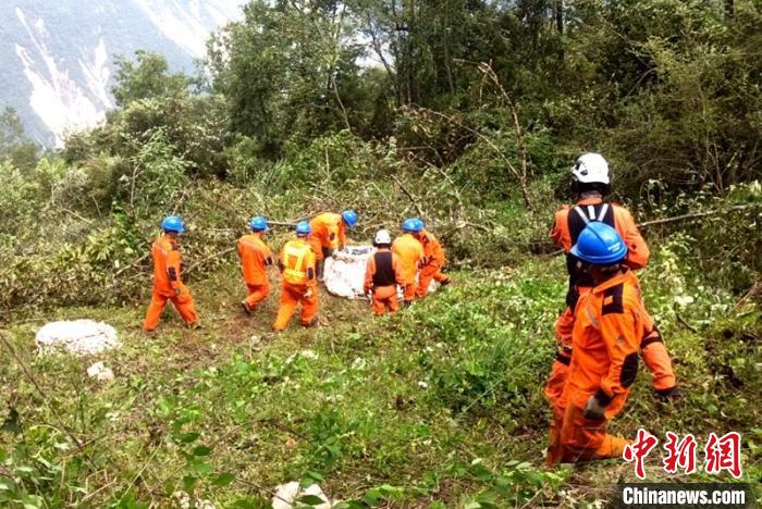 海拔1950米唐29號塔位搶險隊員正搬運直升機吊運上山的搶險材料?！⌒鞈c明 攝