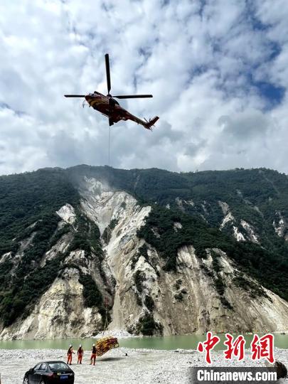 直升機正在運輸110千伏唐下線應急塔塔材?！⌒l(wèi)科 攝