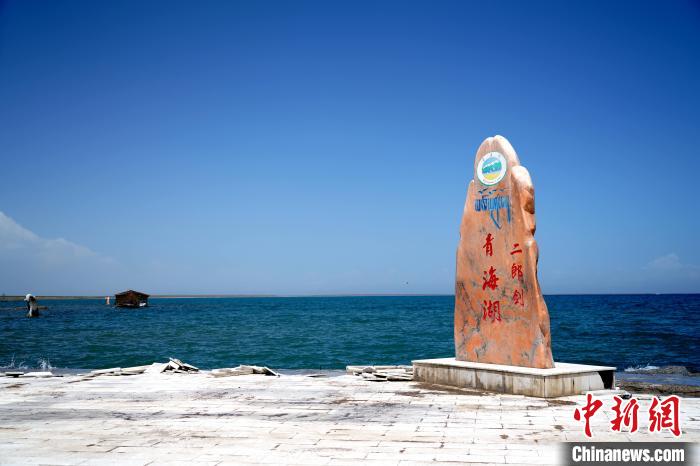 圖為青海湖景區(qū)一角?！O睿 攝
