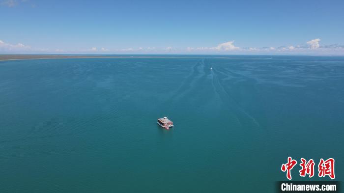 圖為航拍夏日青海湖?！±罱瓕?攝