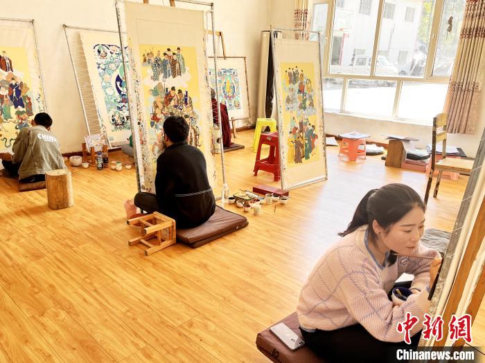 圖為畫(huà)室內(nèi)學(xué)徒練習(xí)繪畫(huà)唐卡?！●R文莉 供圖