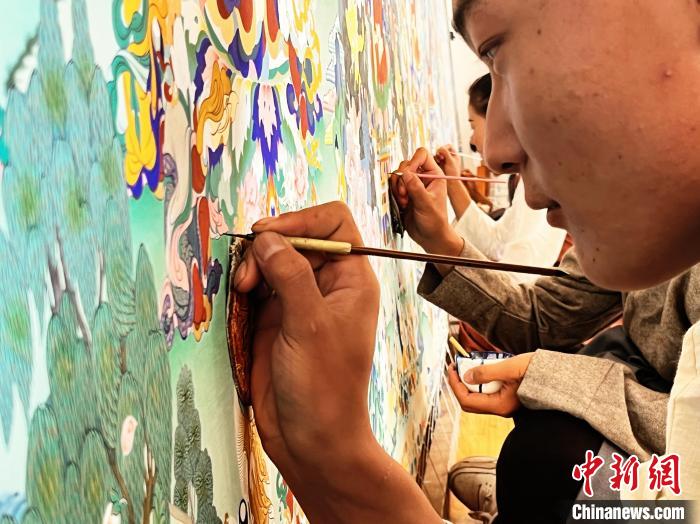 圖為畫(huà)師繪畫(huà)唐卡?！●R文莉 供圖