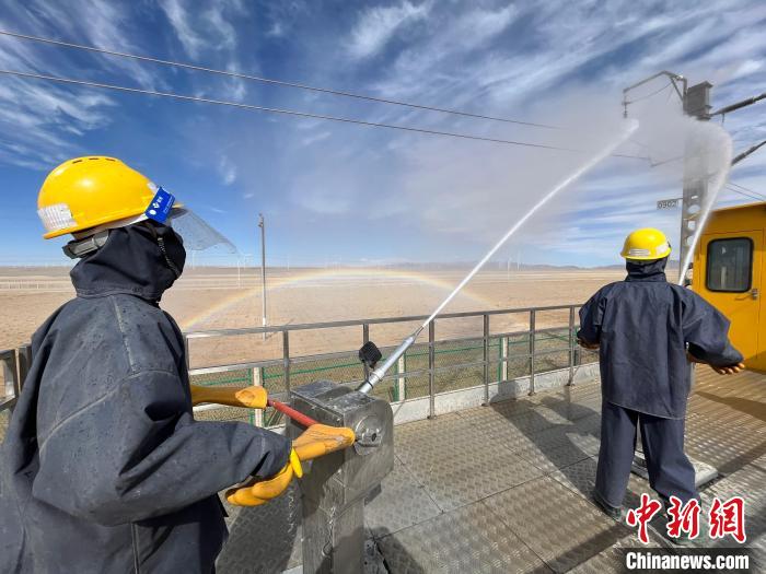 圖為水炮手操作高壓水槍對絕緣子進行清洗?！「邌⒑?攝