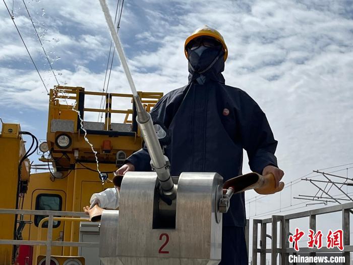 圖為水炮手操作高壓水炮進行作業(yè)?！「邌⒑?攝