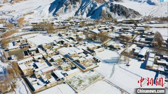圖為鄉(xiāng)村被白雪覆蓋。　都蘭縣融媒體中心供圖