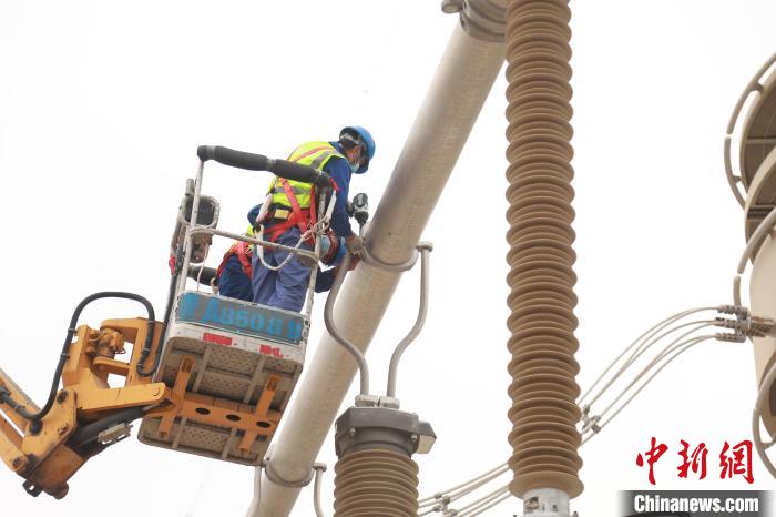 圖為國網(wǎng)青海超高壓公司變電檢修人員正在開展設備檢修工作?！≈煲闳?攝