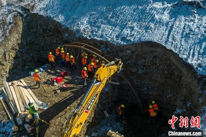 西成高鐵紅原2號隧道出口工人師傅正在進行導向墻、管棚施工作業(yè)?！⒅铱?攝