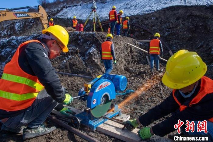 西成高鐵紅原2號隧道出口忙碌的工人師傅?！⒅铱?攝