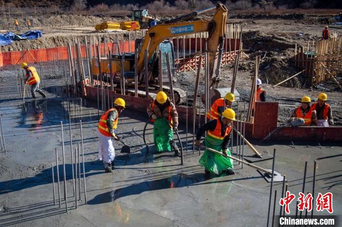 川主寺鎮(zhèn)牧場村西成高鐵1號拌合站工人師傅正在進(jìn)行駐地、拌合站澆筑施工作業(yè)?！⒅铱?攝