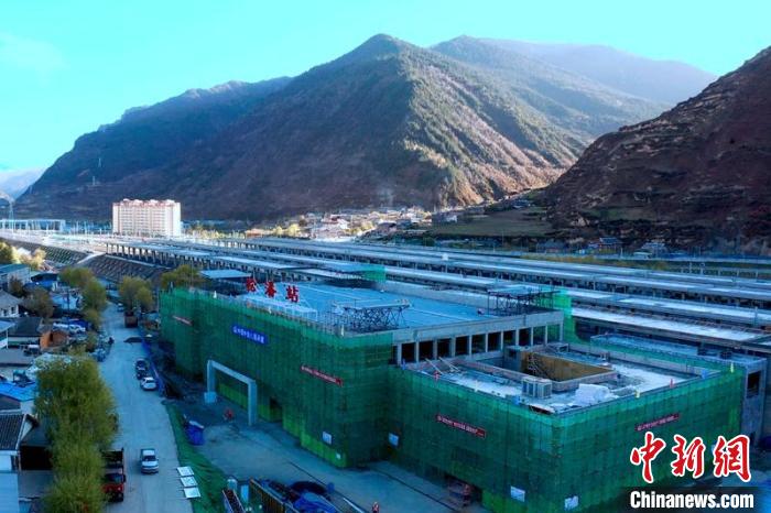 正在建設(shè)中的成蘭鐵路松潘站?！⒅铱?攝