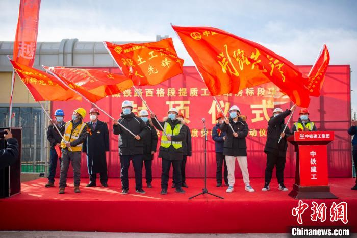 圖為封頂儀式現(xiàn)場?！『茽柾?攝