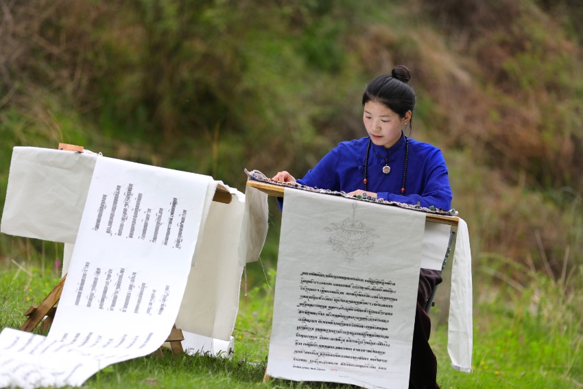 藏文書法。德格縣融媒體中心供圖