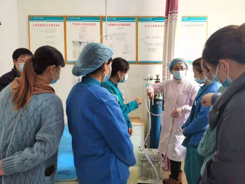 陳平為患者講解醫(yī)療設(shè)施。成都市武侯區(qū)委統(tǒng)戰(zhàn)部供圖