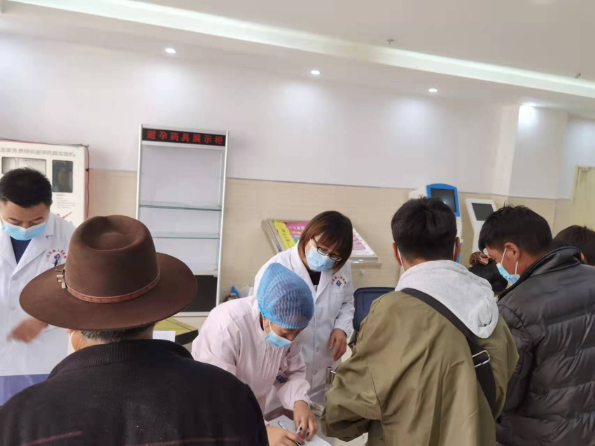 陳平和同事義醫(yī)現(xiàn)場。成都市武侯區(qū)委統(tǒng)戰(zhàn)部供圖