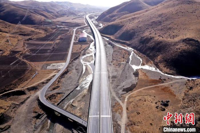 久馬高速公路阿壩50公里路段?！∈竦兰瘓F(tuán)供圖