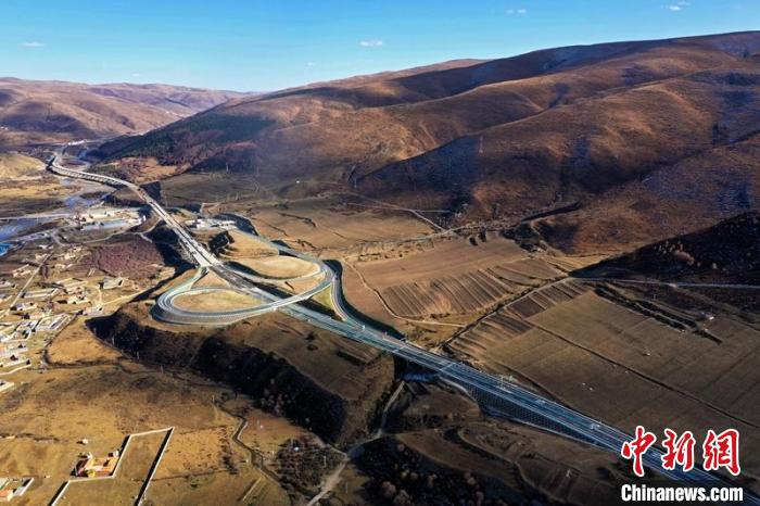 久馬高速公路阿壩互通段。　蜀道集團(tuán)供圖