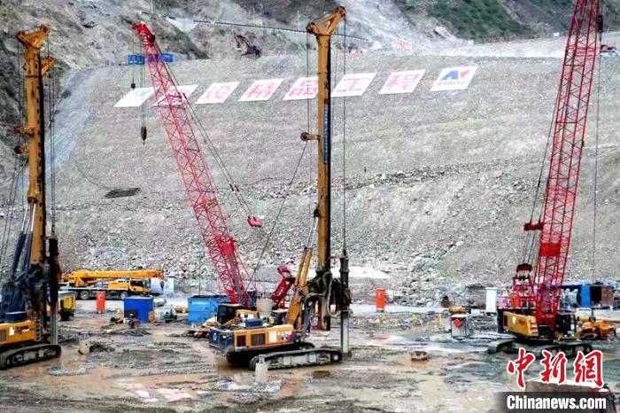 四川巴塘水電站大壩主體填筑達(dá)到壩頂高程