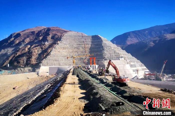 巴塘水電站大壩封頂現(xiàn)場。　中國安能第三工程局供圖