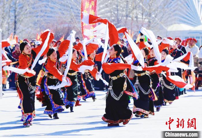 圖為玉樹群眾在廣場內(nèi)載歌載舞。　馬銘言 攝